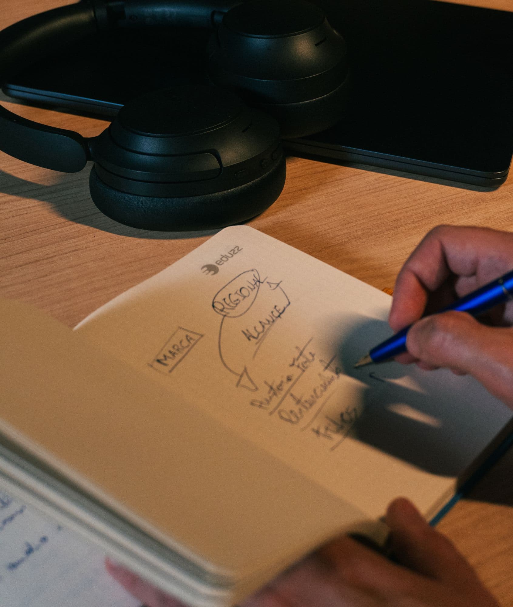 Rascunho de estrutura feito à mão em um caderno